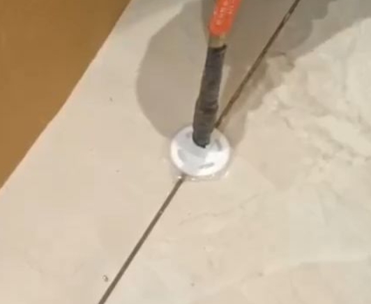 新会瓷砖空鼓维修公司专业解答瓷砖在铺贴过程中，如果没有涂抹均匀到位的粘结材料（如水泥砂浆或瓷砖胶），可能会导致以下问题